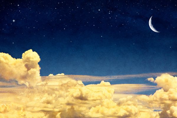 منظره ابری فانتزی با ستاره‌ها و هلال ماه که با پس‌زمینه کاغذی آبرنگ بافت‌دار و قدیمی پوشانده شده است تصویر دانه ها و الیاف کاغذ را 100 نشان می دهد