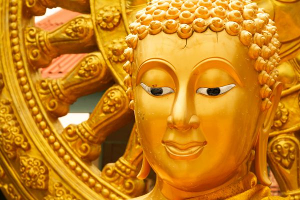 چهره طلایی بودا نزدیک به عنوان پس زمینه برای کارهای طراحی مفید است