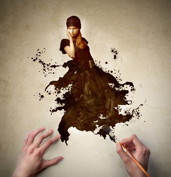دستان مرد در حال نقاشی لباس زیبای یک زن زیبا