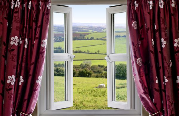 پنجره باز با نمای سراسر و حومه انگلیسی