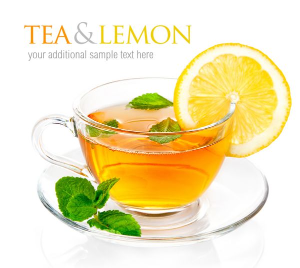 چای در فنجان با برگ نعناع و لیمو جدا شده در زمینه سفید