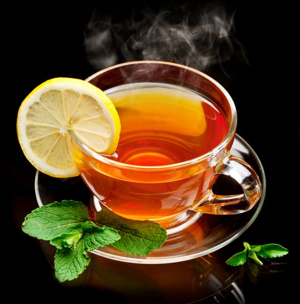 فنجان چای با نعناع و لیمو جدا شده در زمینه سیاه