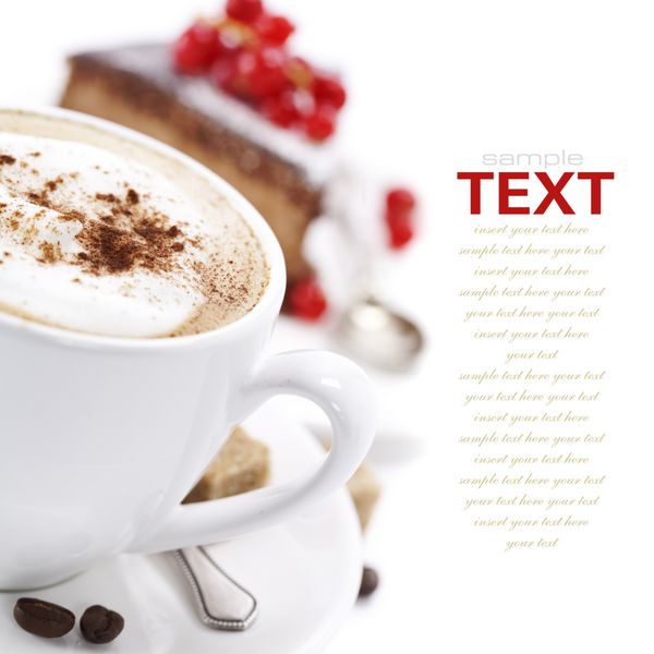 نمای نزدیک از فنجان قهوه سفید و کیک شکلاتی متن قابل جابجایی آسان
