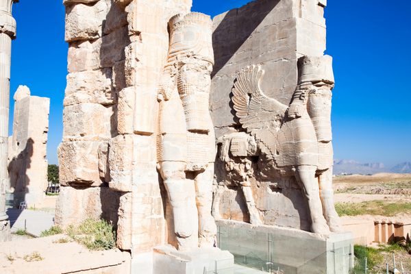 دروازه ورودی مجموعه تاریخی شهر باستانی تخت جمشید ایران