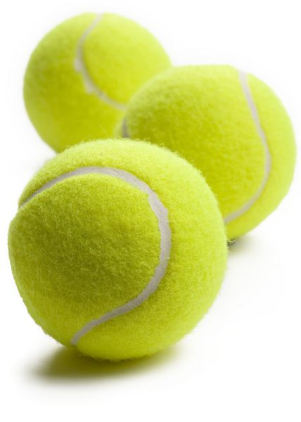 نمای نزدیک از توپ های تنیس جدا شده در پس زمینه سفید