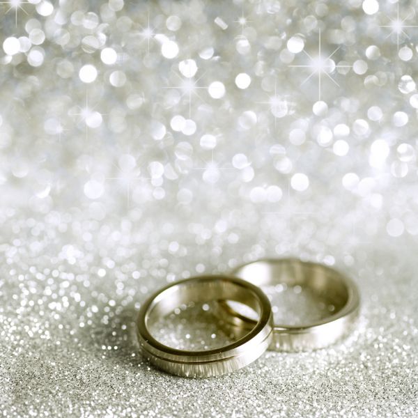 پس زمینه نقره ای زیبا با حلقه ازدواج و ستاره