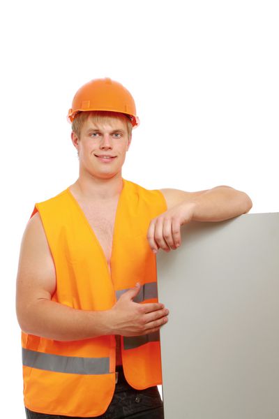 یک کارگر جوان ساختمانی