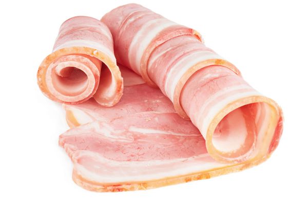 بیکن گوشت خوک ورقه شده خوشمزه جدا شده در پس زمینه سفید