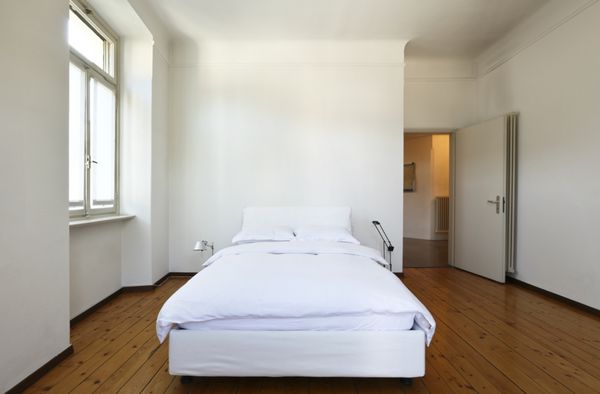 آپارتمان زیبا بازسازی شده اتاق خواب با یک تخت دونفره