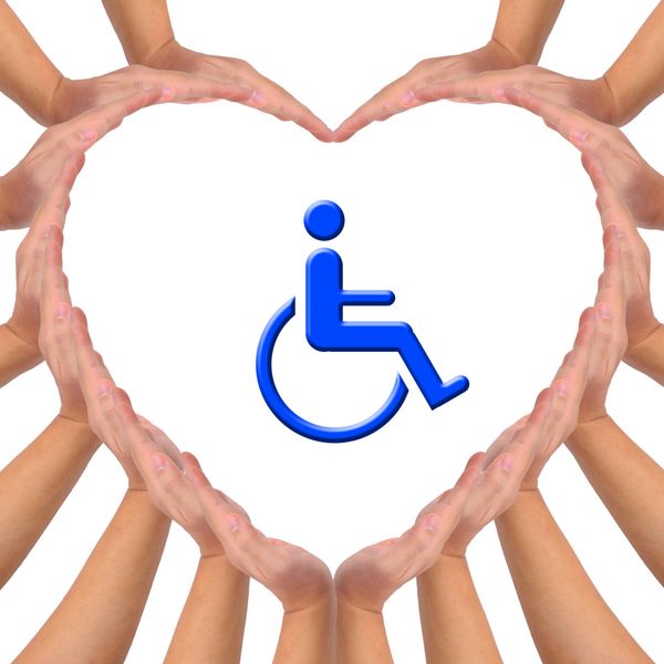 تصویر مفهومی عاشق فرد معلول دست‌هایی که به شکل قلب روی پس‌زمینه سفید با نماد ویلچر آبی در وسط ساخته شده‌اند