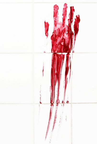 اثر خونی دست با رگه هایی روی کاشی های حمام