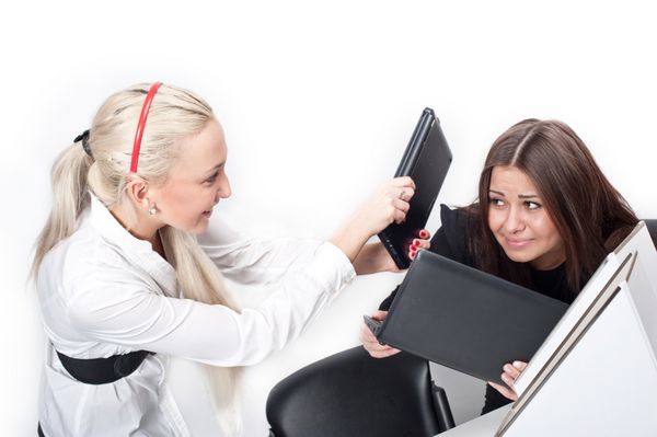 رئیس رئیس در دفتر قفقازی شرط بندی برده یک لپ تاپ دعوا در دفتر یک دختر جوان جذاب سر لپ تاپ زیردست جدا شده روی سفید لپ تاپ بانوی رئیس بر روی کارمند