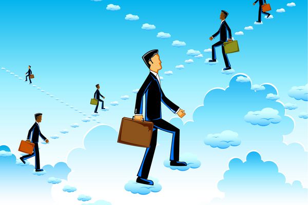 تصویر مرد تجاری که روی پله های ابری بالا می رود