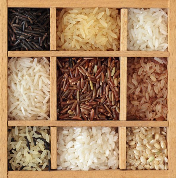 مجموعه ای از برنج در جعبه چوبی