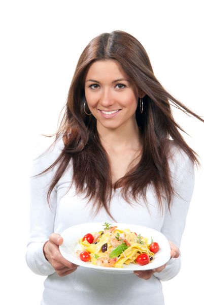 پیشخدمت سرآشپز بشقاب با ماکارونی ایتالیایی لیمو پاپاردل تالیاتله ماکارونی اسپاگتی با گوجه فرنگی میگو و زیتون روی سرو و لبخند بر زمینه سفید