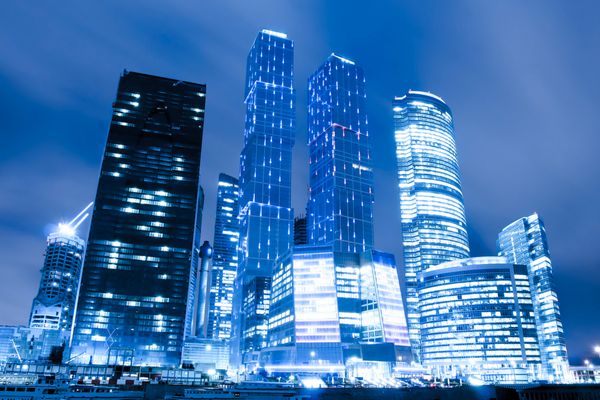 نمای پرسپکتیو به آسمان خراش های شیشه ای مرتفع مرکز تجاری شهر مسکو در شب