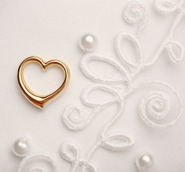 قلب طلایی و جزئیات لباس عروس