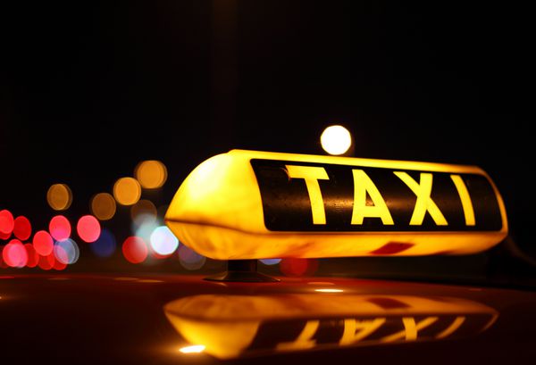 تابلوی تاکسی در شب
