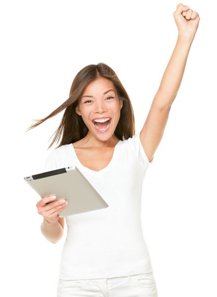 زن برنده هیجان زده که رایانه لوحی را در دست دارد جدا شده روی پس زمینه سفید مدل زن قفقازی آسیایی شاد شاد