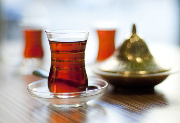 فنجان چای ترکی که به سبک سنتی سرو می شود