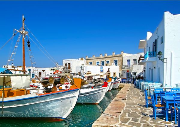 دهکده ماهیگیری یونانی در Paros Naousa یونان