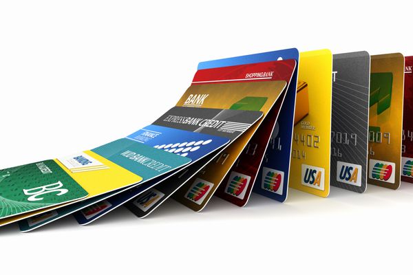 سقوط کارت های اعتباری در یک ردیف - مفهوم بدهی کارت اعتباری