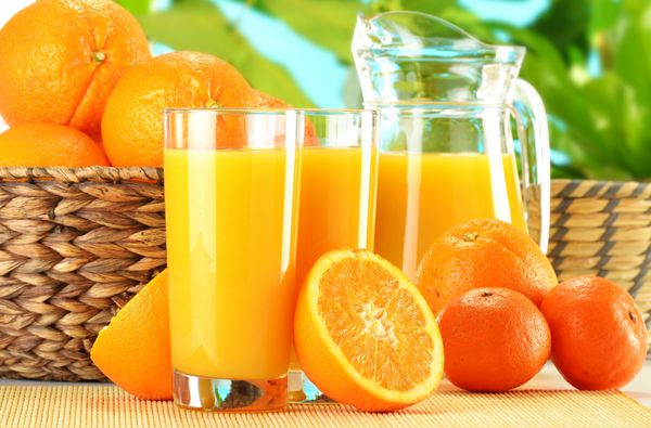 ترکیب با دو لیوان آب پرتقال میوه ها و پارچ