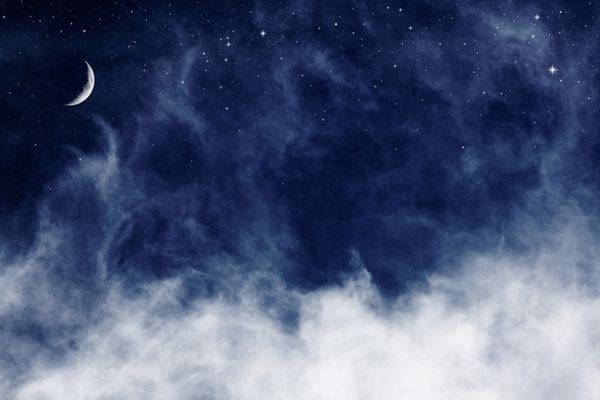 منظره ابری فانتزی با ستاره‌ها و هلال ماه که با پس‌زمینه کاغذی بافت‌دار و قدیمی پوشانده شده‌اند