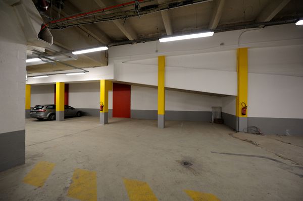پارکینگ داخلی زیرزمینی تنها با یک ماشین پارک شده
