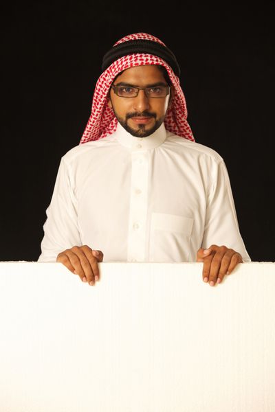 مرد عرب ایستاده با فضای تبلیغاتی