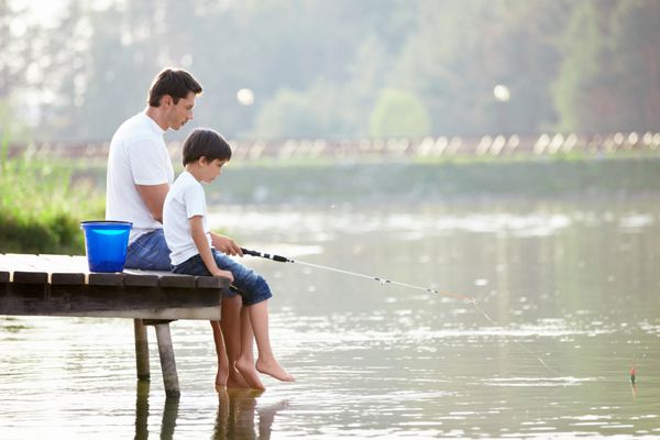 مرد و پسر در حال ماهیگیری در دریاچه