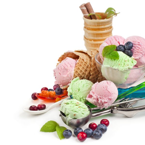 بستنی با انواع توت های تازه جدا شده در پس زمینه سفید