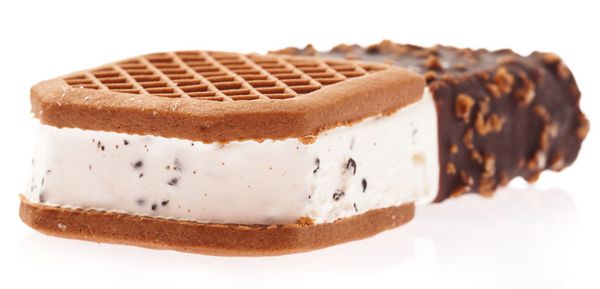 بستنی ساندویچ شکلاتی جدا شده در پس زمینه سفید