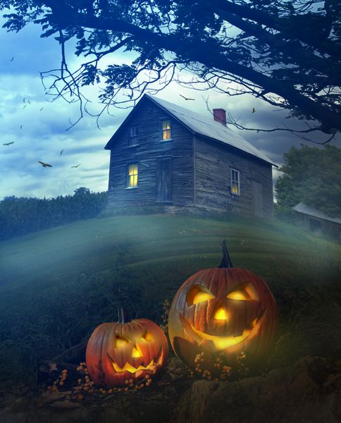 کدو تنبل هالووین در مقابل یک خانه شبح وار