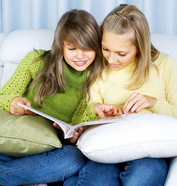 دختران نوجوان در حال خواندن مجله مد