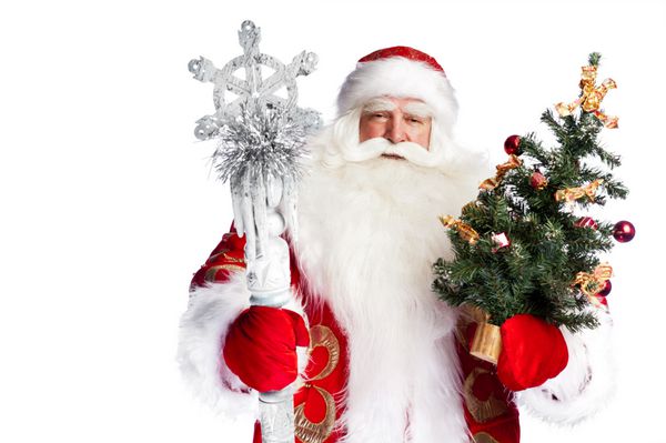 تم کریسمس بابا نوئل درخت کریسمس را در دست دارد و کیفش پر از هدایا روی پس‌زمینه سفید