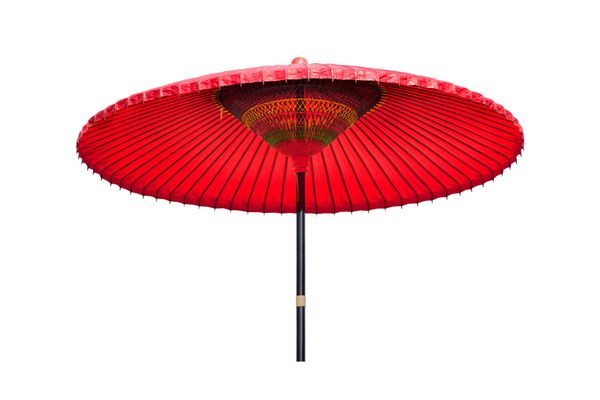 چتر سنتی چینی با کاغذ روغنی قرمز جدا شده بر روی زمینه سفید به غیر از هدف ایجاد سایه چترهای کاغذ روغنی نیز اقلام ضروری عروسی در چینی سنتی هستند
