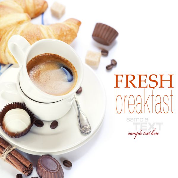 صبحانه خوشمزه با قهوه تازه کروسانت تازه و شکلات به همراه متن نمونه