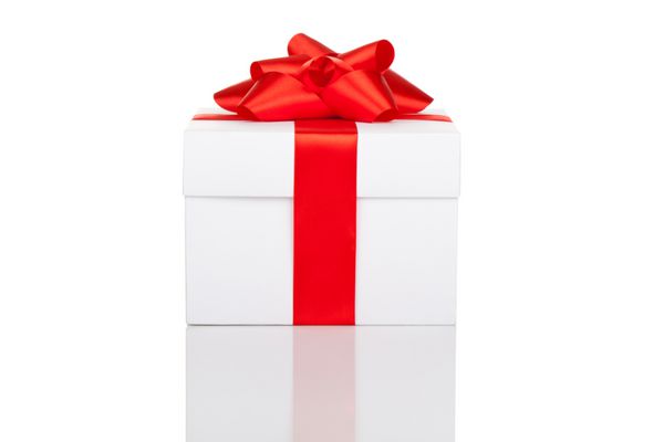جعبه هدیه سفید با روبان قرمز جدا شده روی سفید