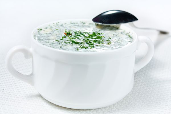 سوپ okroshka سوپ سرد با کواس سس مایونز و سبزیجات غذاهای سنتی روسی