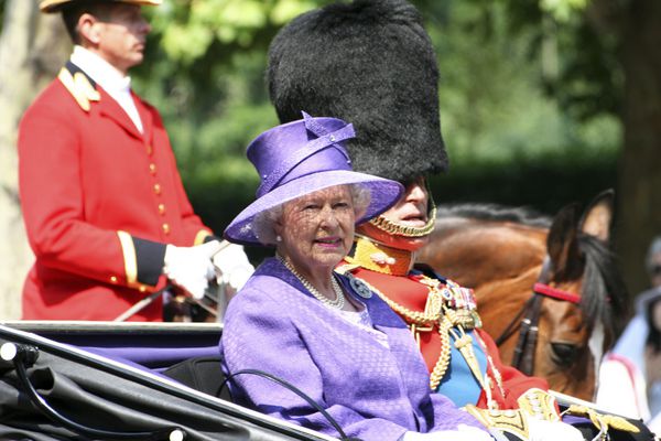 لندن - 17 ژوئن ملکه الیزابت دوم و شاهزاده فیلیپ روی مربی سلطنتی در رژه تولد ملکه در 17 ژوئن 2006 در لندن انگلستان نشستند