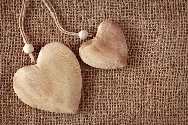 دو قلب چوبی در زمینه پارچه