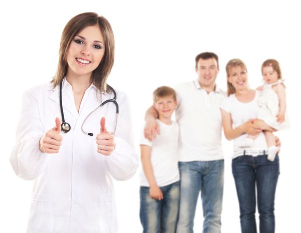 پزشک و خانواده جذاب زن جوان جدا شده روی سفید