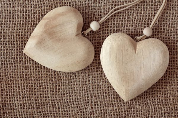 دو قلب چوبی در زمینه پارچه