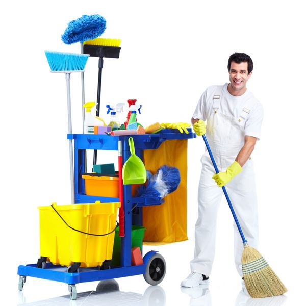 مرد نظافتچی حرفه ای با گاری سرایدار جدا شده در زمینه سفید