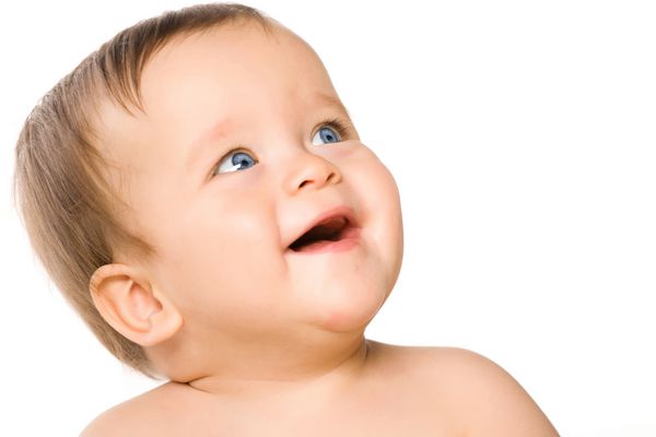 کودک چشم آبی نمای نزدیک جدا شده روی سفید