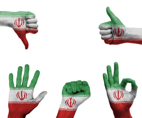 مجموعه ای از دست ها با ژست های مختلف در پرچم ایران پیچیده شده است