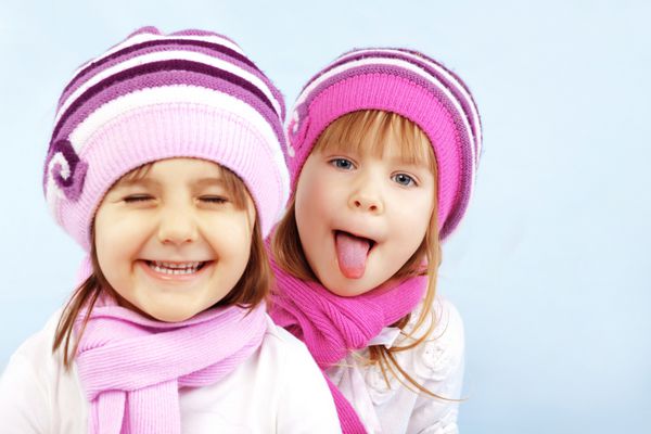 پرتره دختر بچه های دوست داشتنی در آغوش گرفته با لباس زمستانی