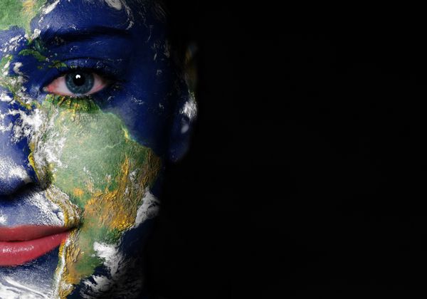 زمین روی صورت زن نقاشی شده است عناصر این تصویر توسط ناسا ارائه شده است