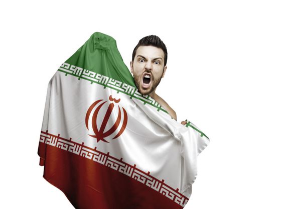 هوادارانی که پرچم ایران را در دست دارند در پس زمینه سفید جشن می گیرند
